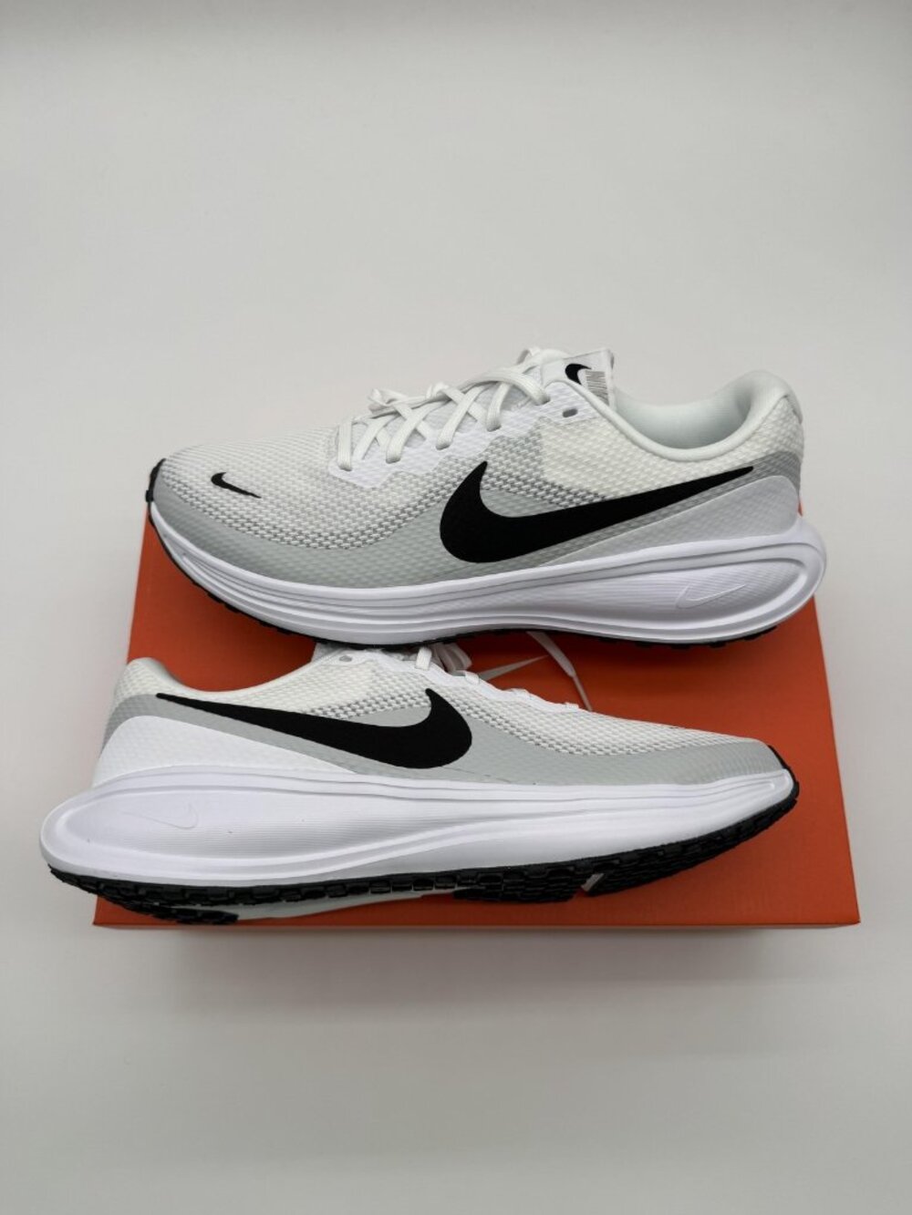 New Nike Revolution 8 Shoes Mens Size 10.5 White Platinum Running HJ9198 101 - Picture 2 of 9